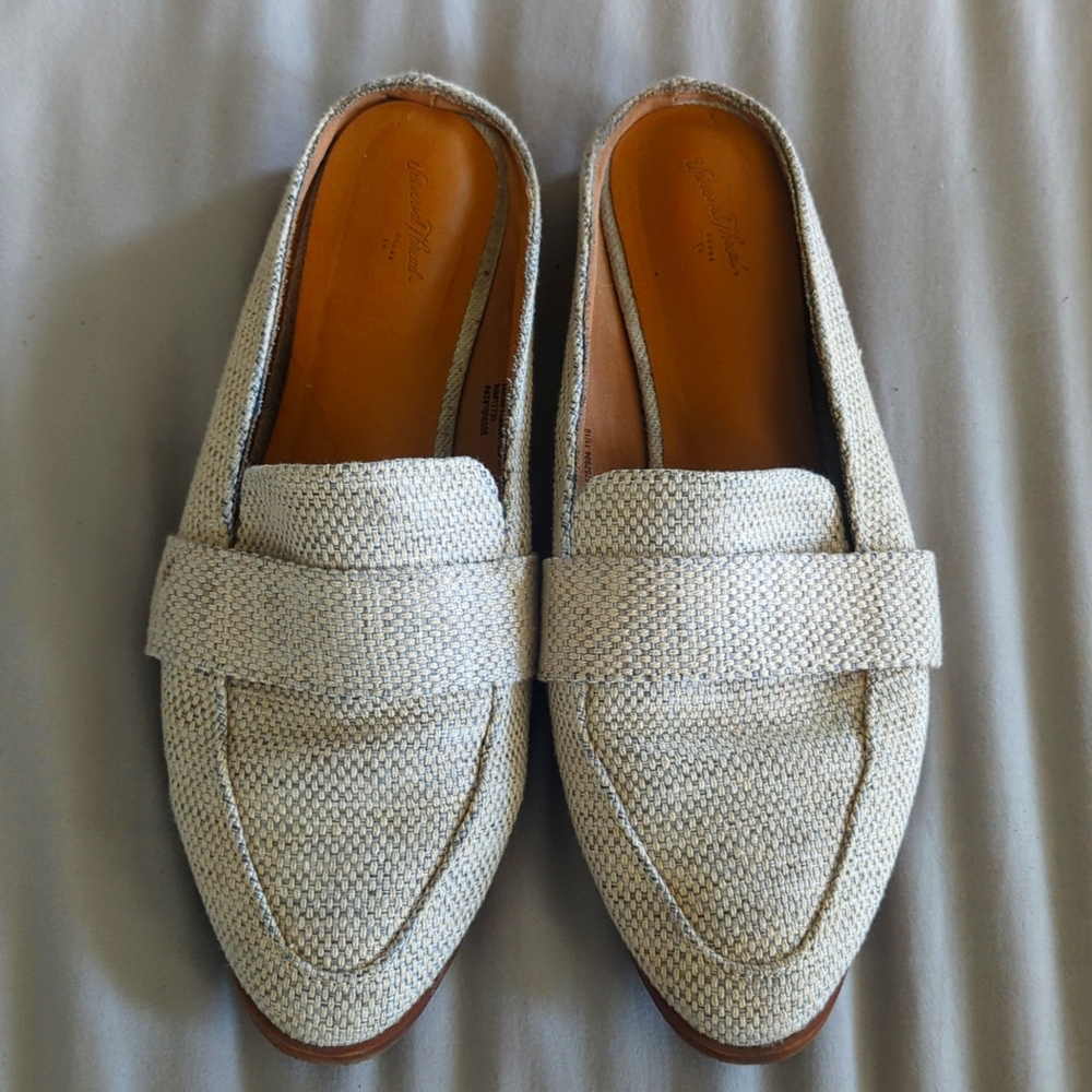 Universal Thread work flats with small heel. Size 8.5
